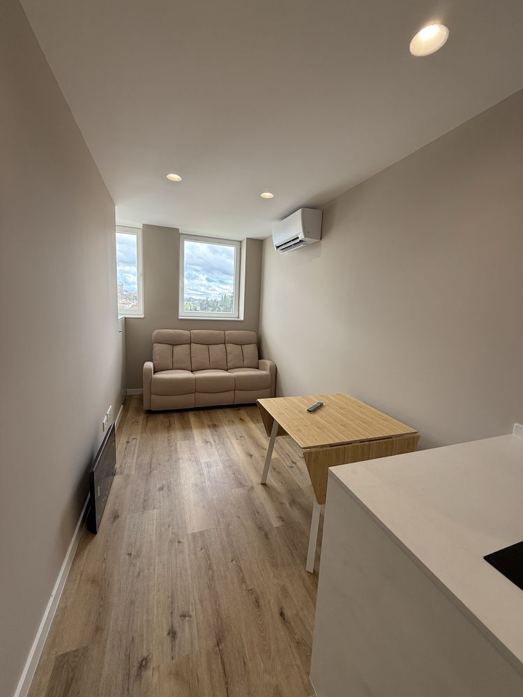 Vende-se apartamento T1+1 Sá Carneiro Bragança