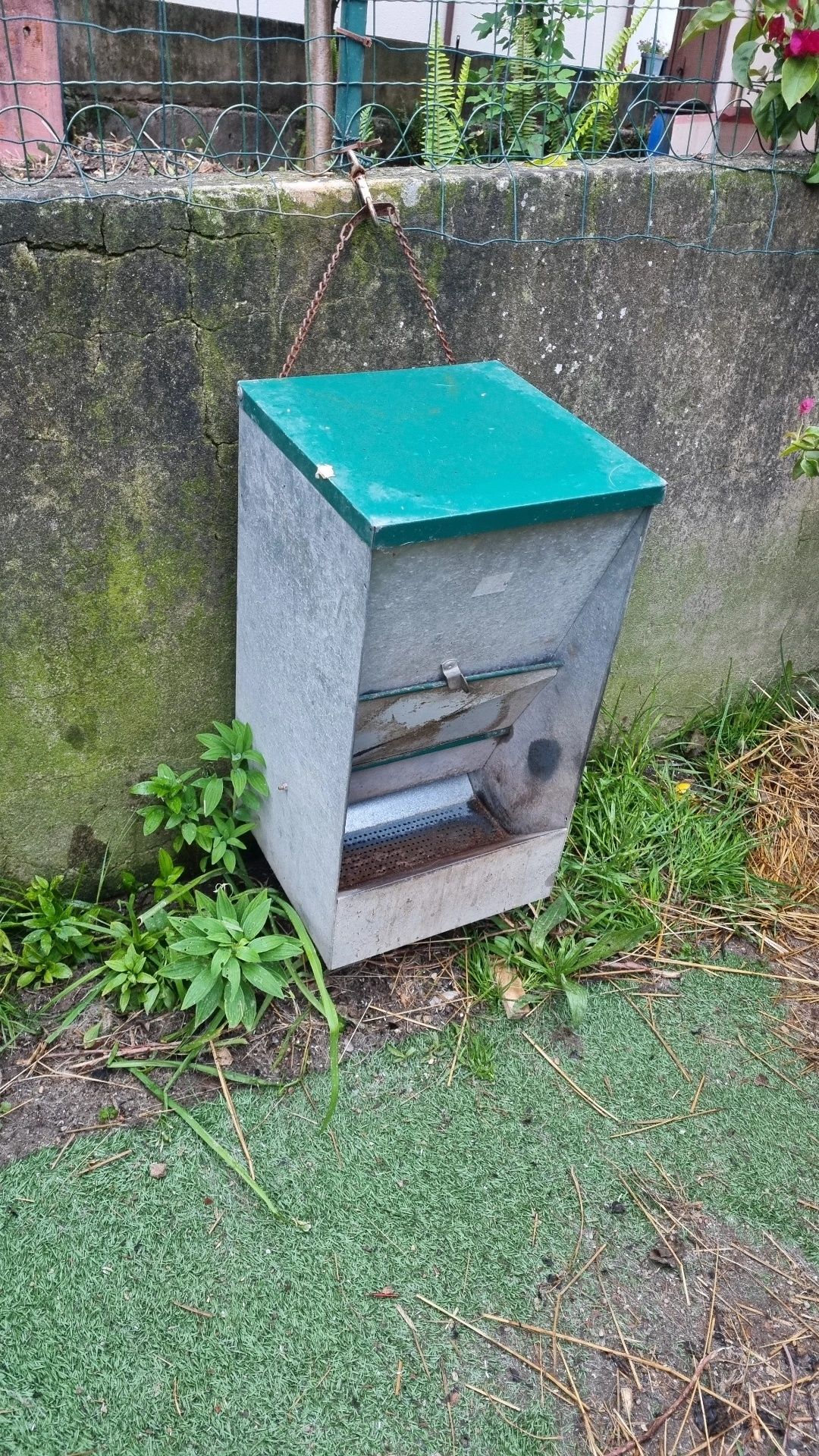 Comedouro para Cães - 14kg / 27L - Com Porta Basculante