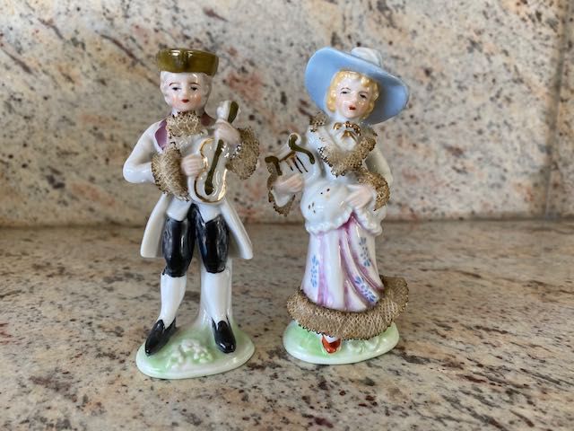 Par de estatuetas em porcelana