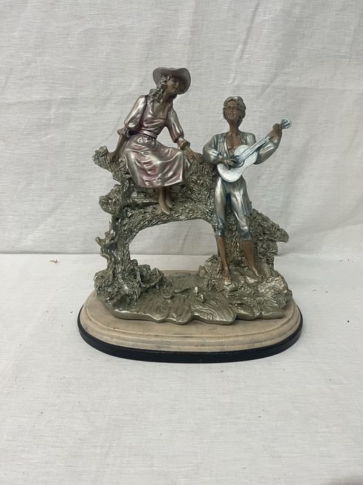 Par de namorados em serenata.
