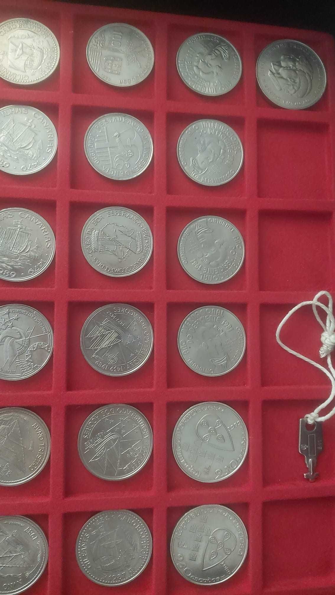 Coleção de mais de 300 moedas antigas