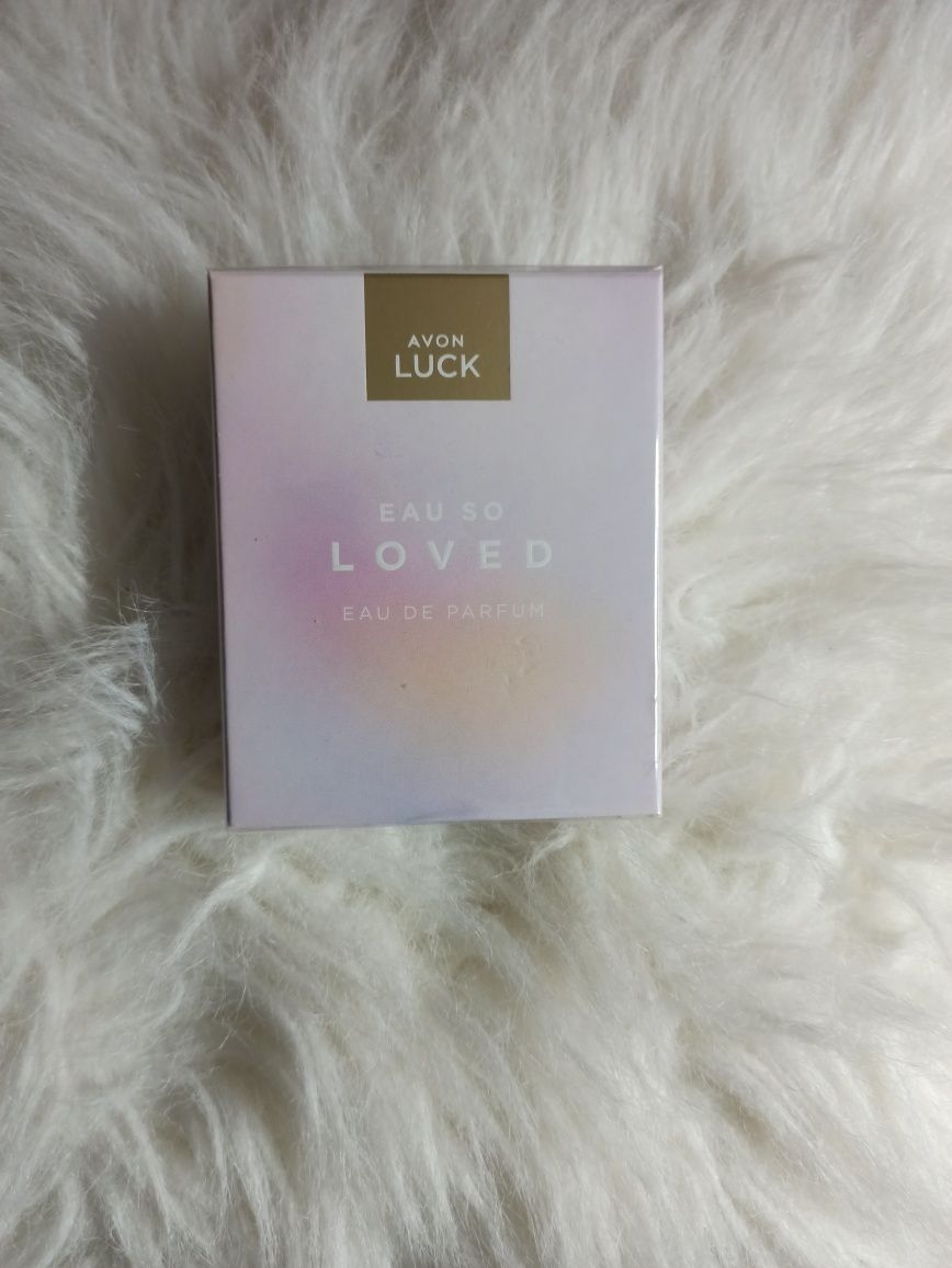 Woda perfumowana Eau So Loved z serii Avon Luck