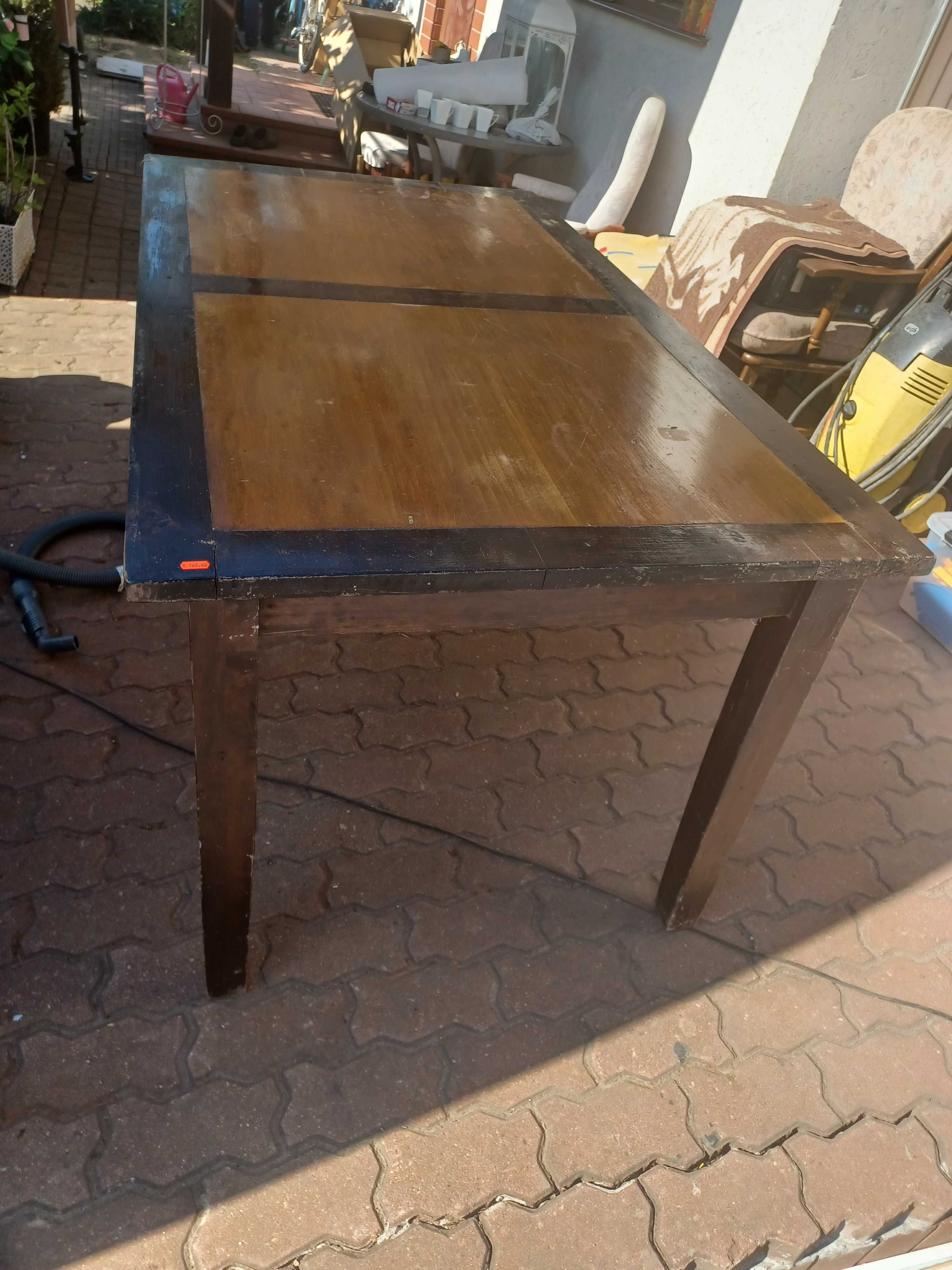 Drewniany stół do renowacji.