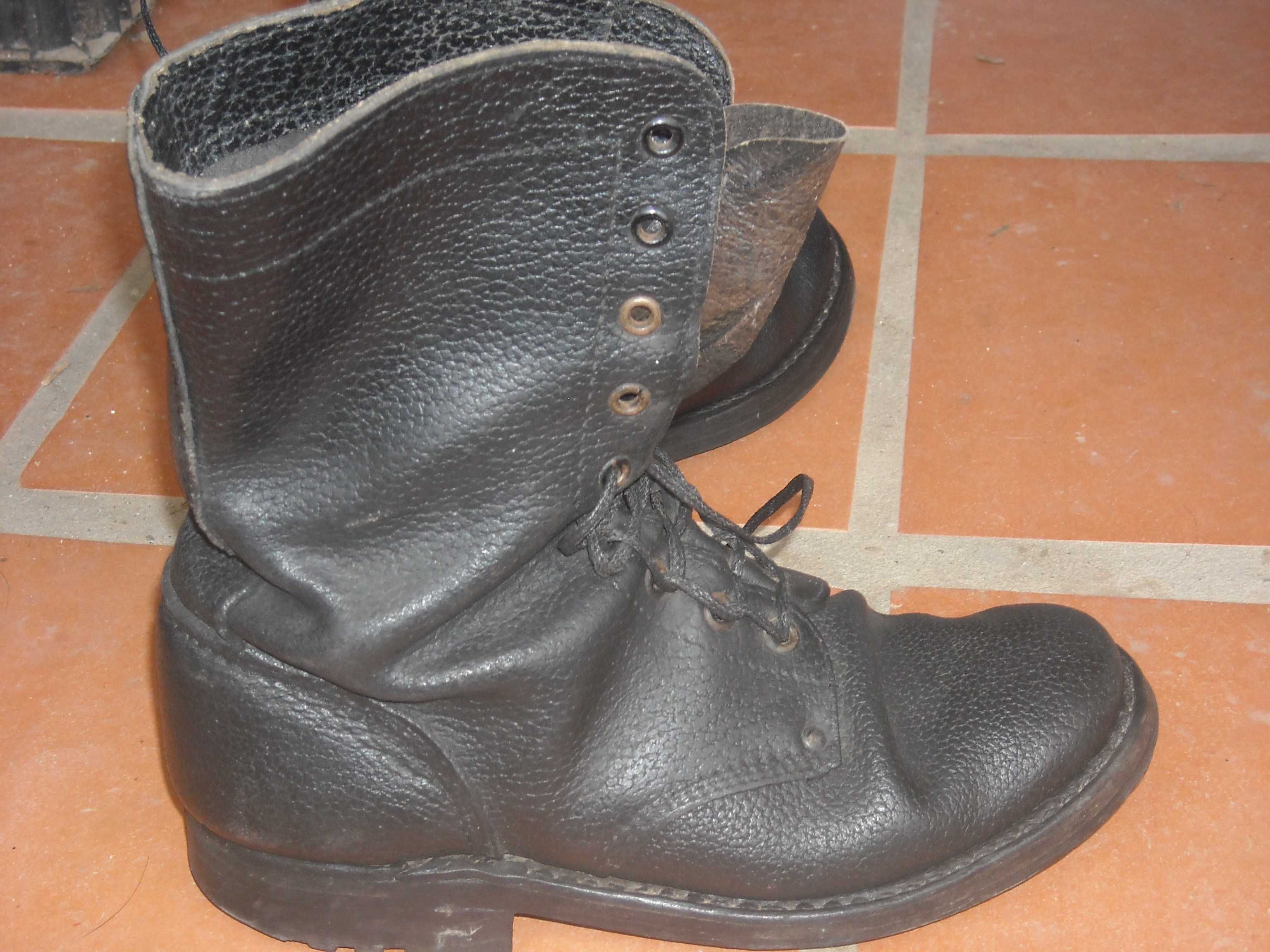 Botas da tropa antigas com pouco uso