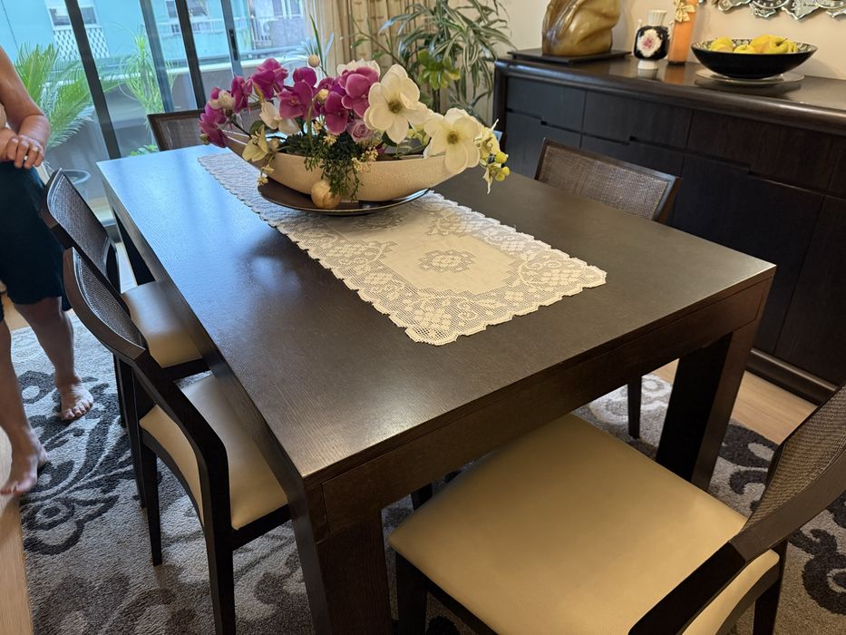 Mesa de refeições com porta talheres e 6 cadeiras