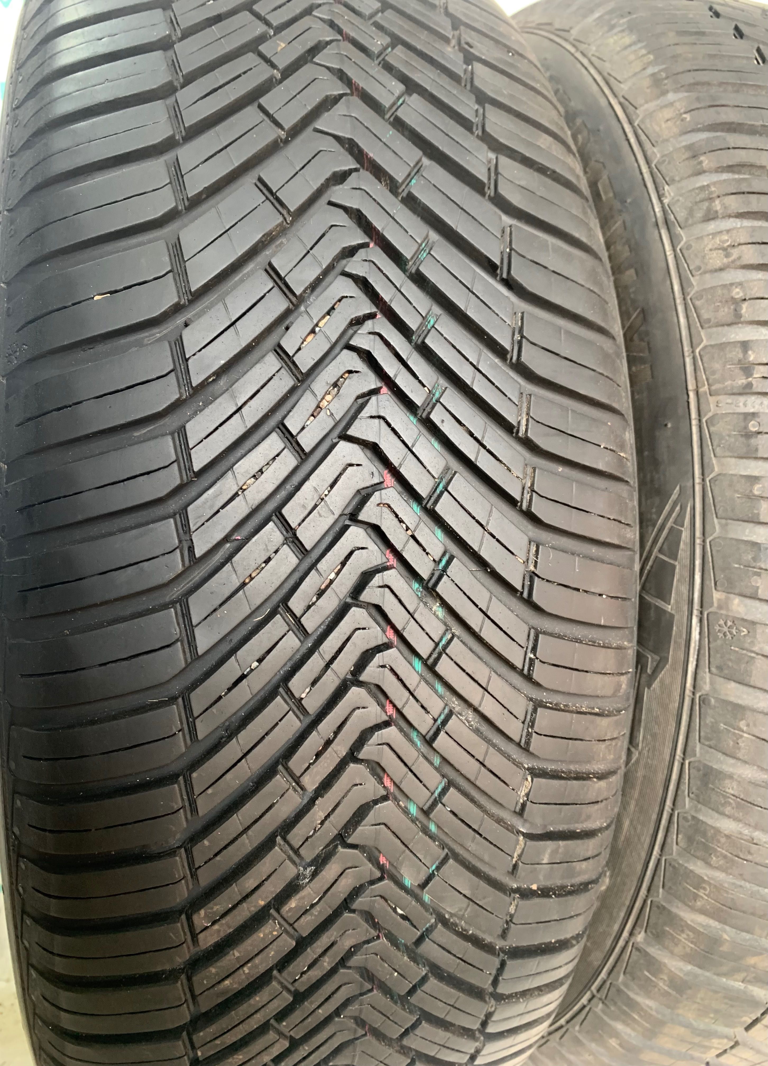 Склад шин б/в. 215/55 R17 Continental AllSeasonContact