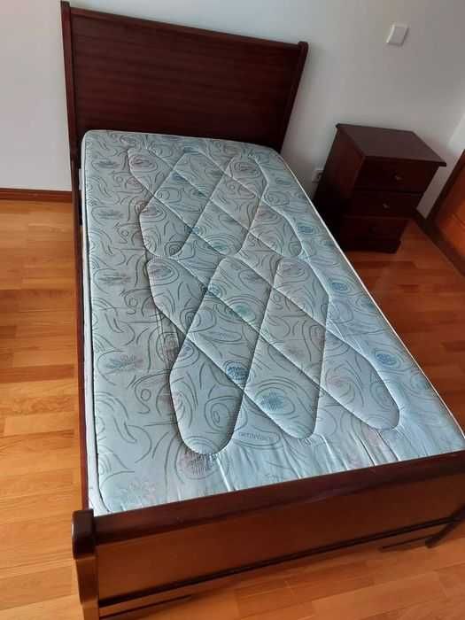 Cama de solteiro em madeira + colchão ortopédico (como novo)