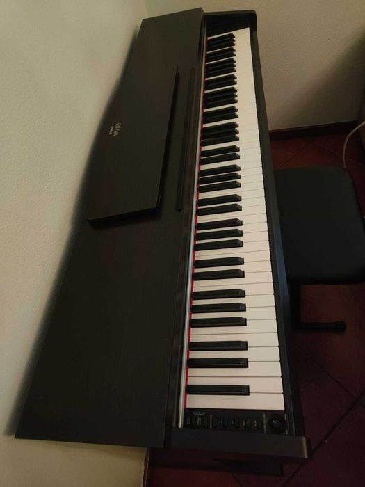 Piano Yamaha Arius YDP-135R c/ banco