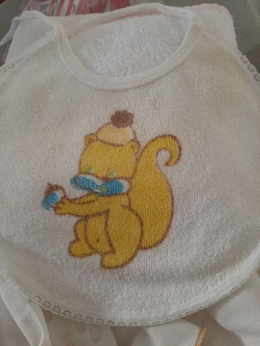 Babetes varios. Zara, maiorista, bordados a mao