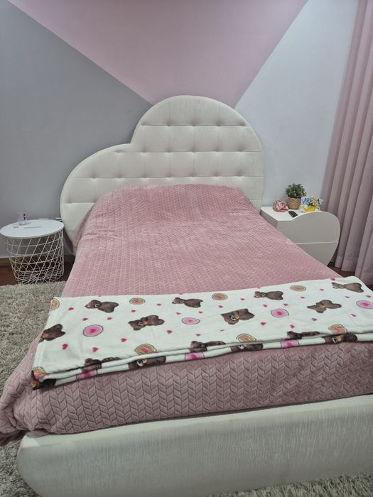 Bonita Cama forrada em branco