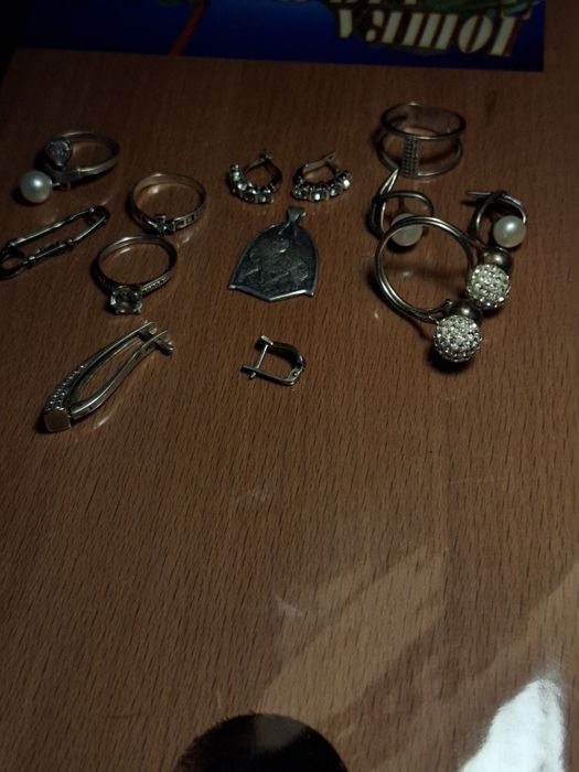 Продам серебрянные изделия,серёжки,кольца ,подвестка ,цена разное.