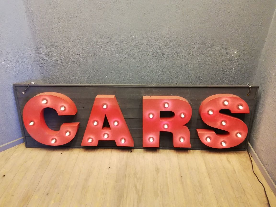 Letras Cars vintage com iluminação
