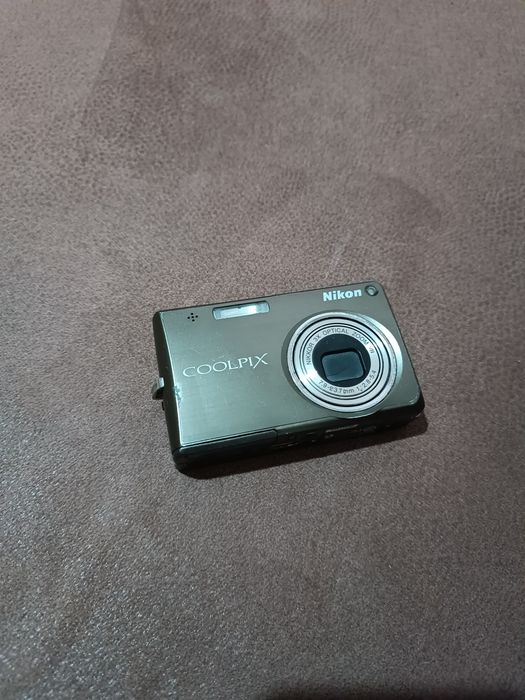 Фотоаппарат Nicon coolpix S700.