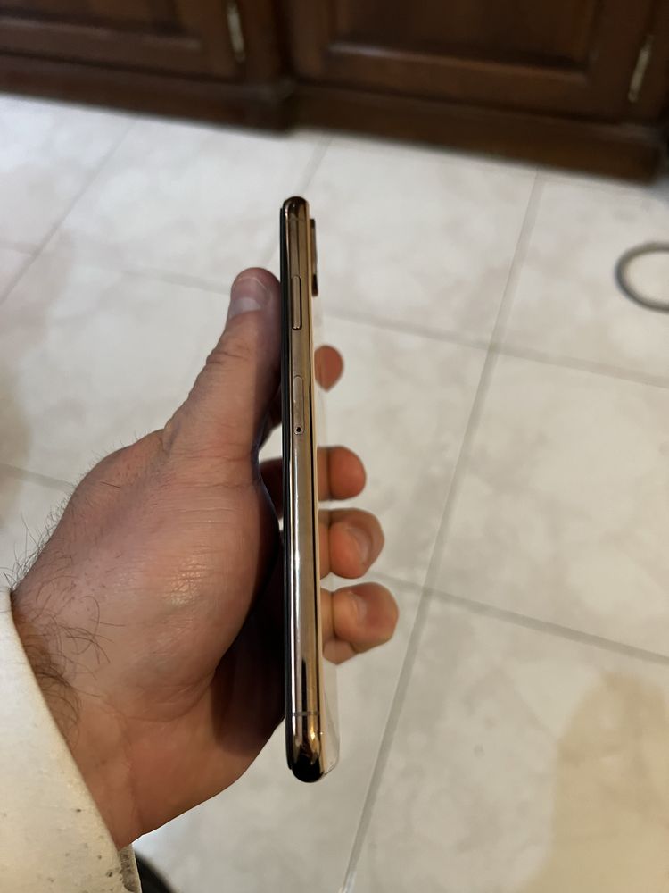 iPhone XS MAX gold com problema na placa. Para peças.