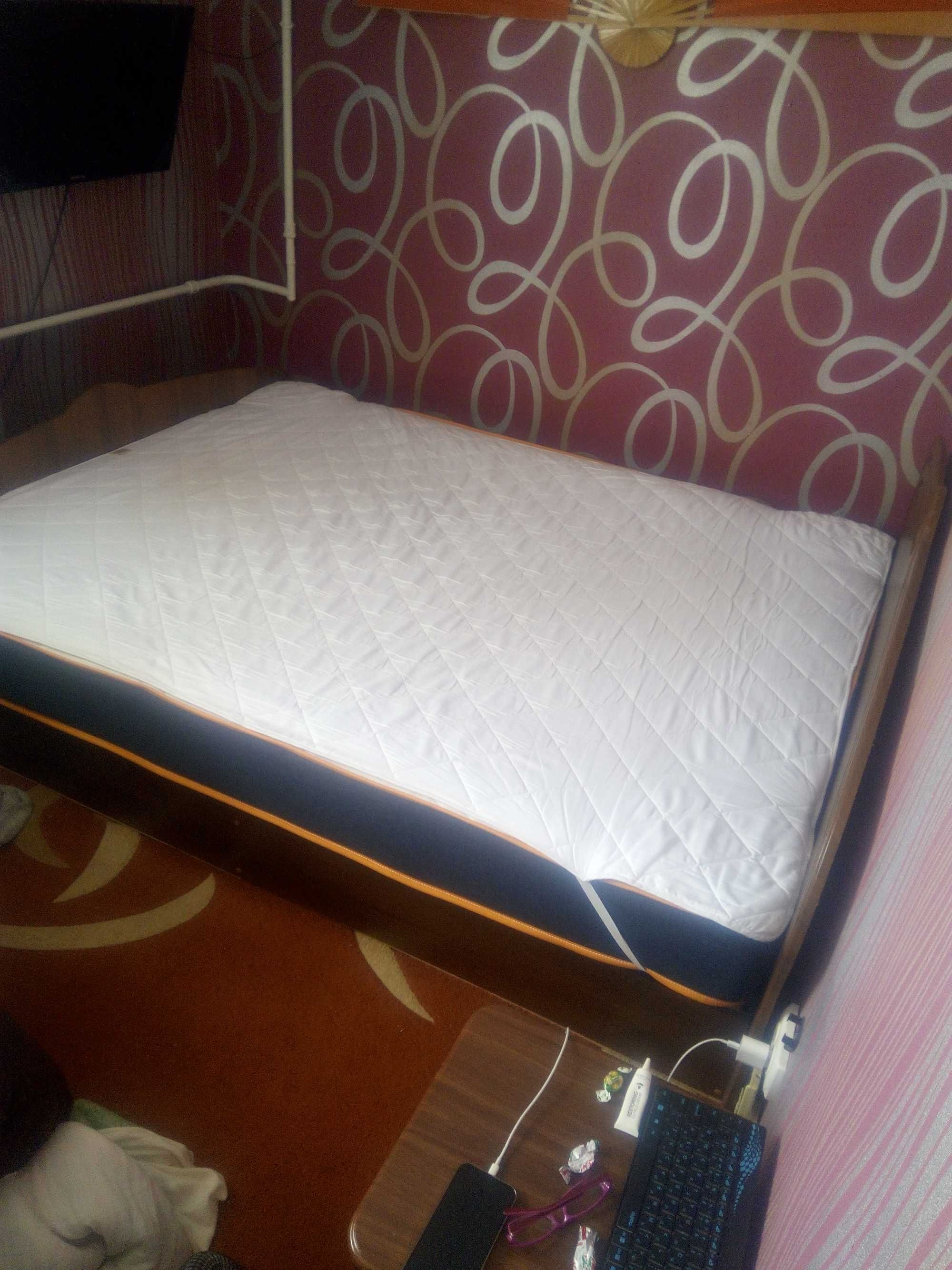 Продам ліжко двохспальне без матрацу