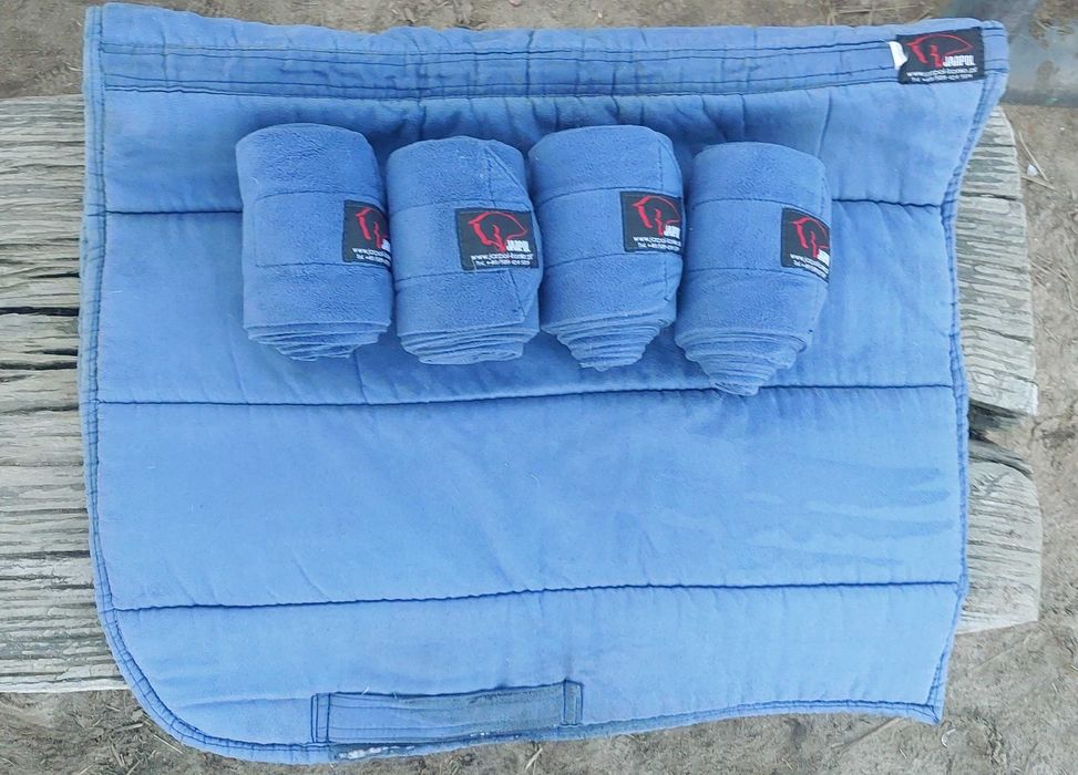 Czaprak + owijki polarowe.