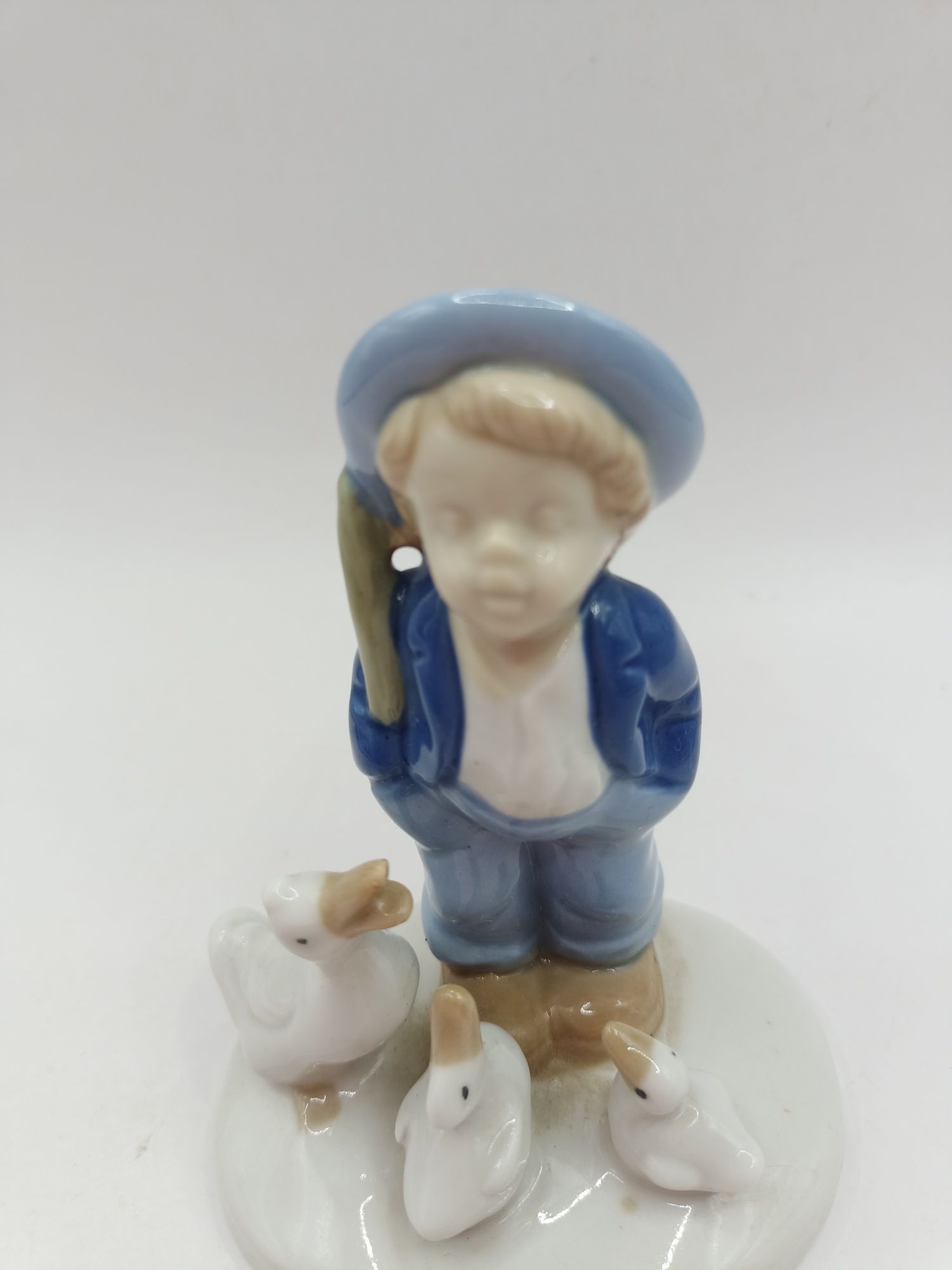 Porcelana figura Chłopiec z trzema gąskami