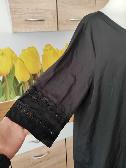 Czarna lekka ciekawa sukienka z koronką rozmiar ok 48/50 poliester