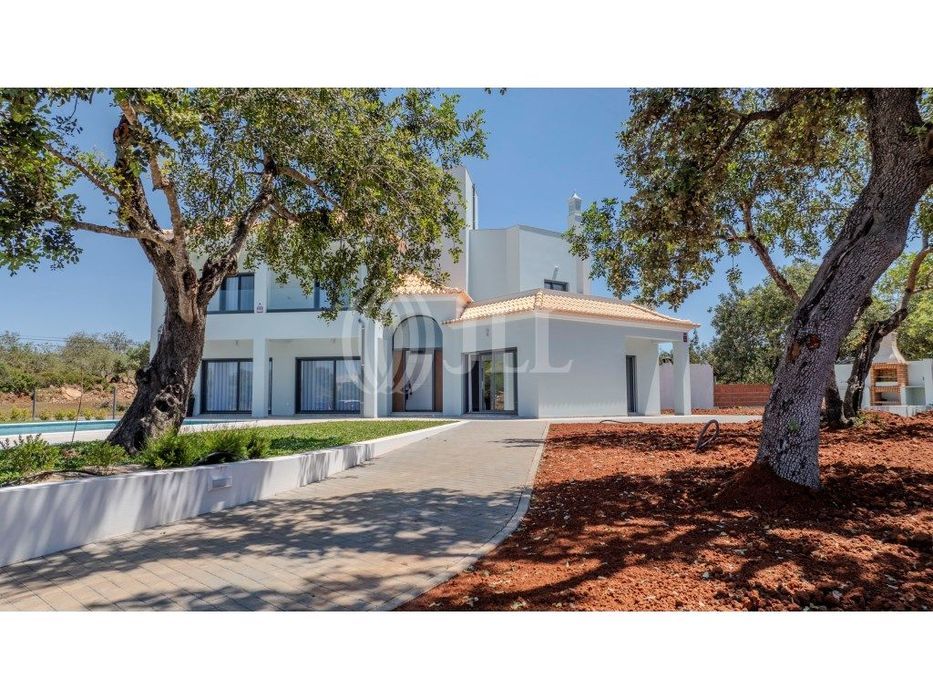 Moradia T4 com piscina e garagem em Estoi, Faro, Algarve