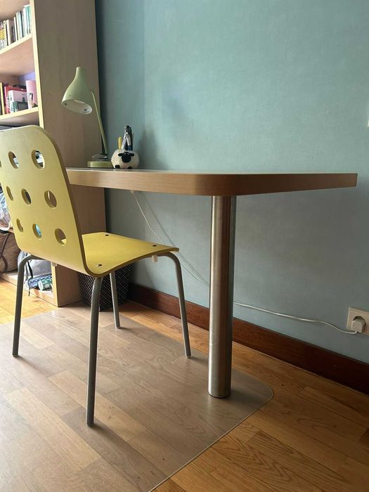 Estante com secretária integrada e cadeira incluída