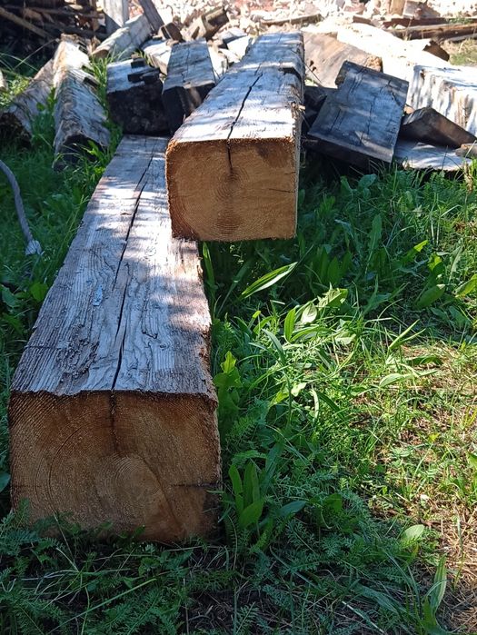 Stare drewno, belki z konstrukcji dachu po rozbiórce domu.