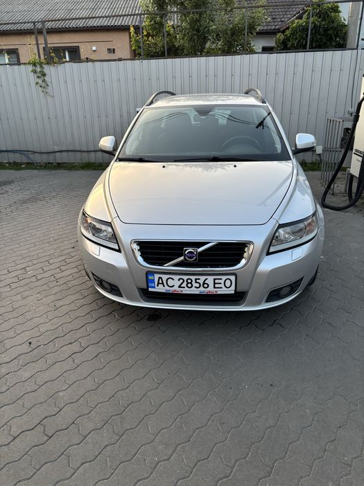 Автомобіль volvo v50