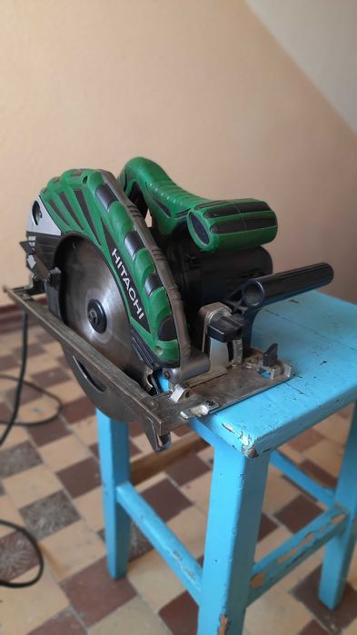 Ручна циркулярна дискова пилка Hitachi C9U2