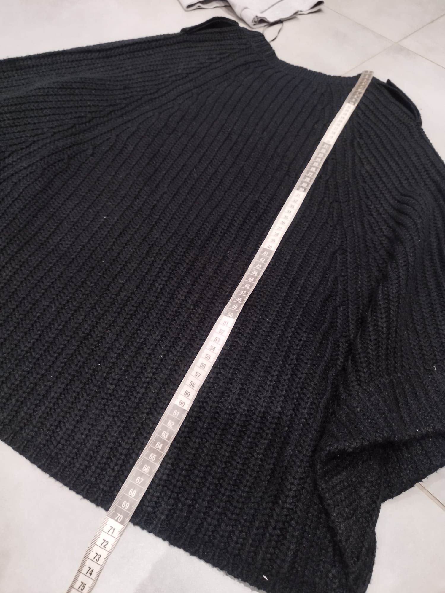 R.uniwersalny czarne poncho sweter narzucany M/L wyprzedaż