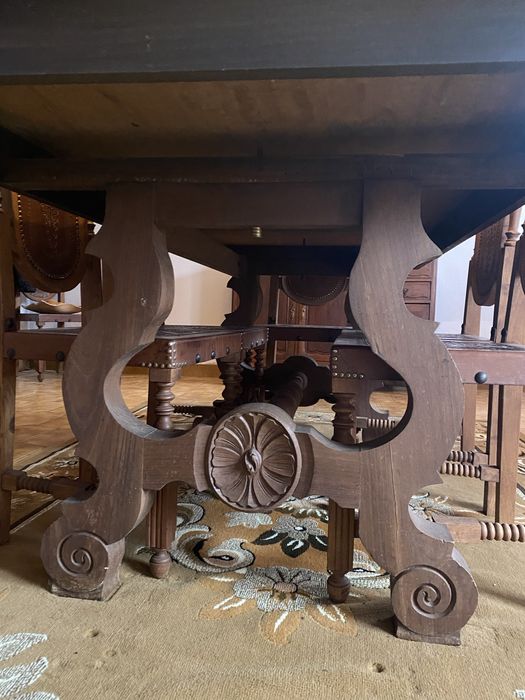 Venda de Estante de madeira com mesa e cadeiras