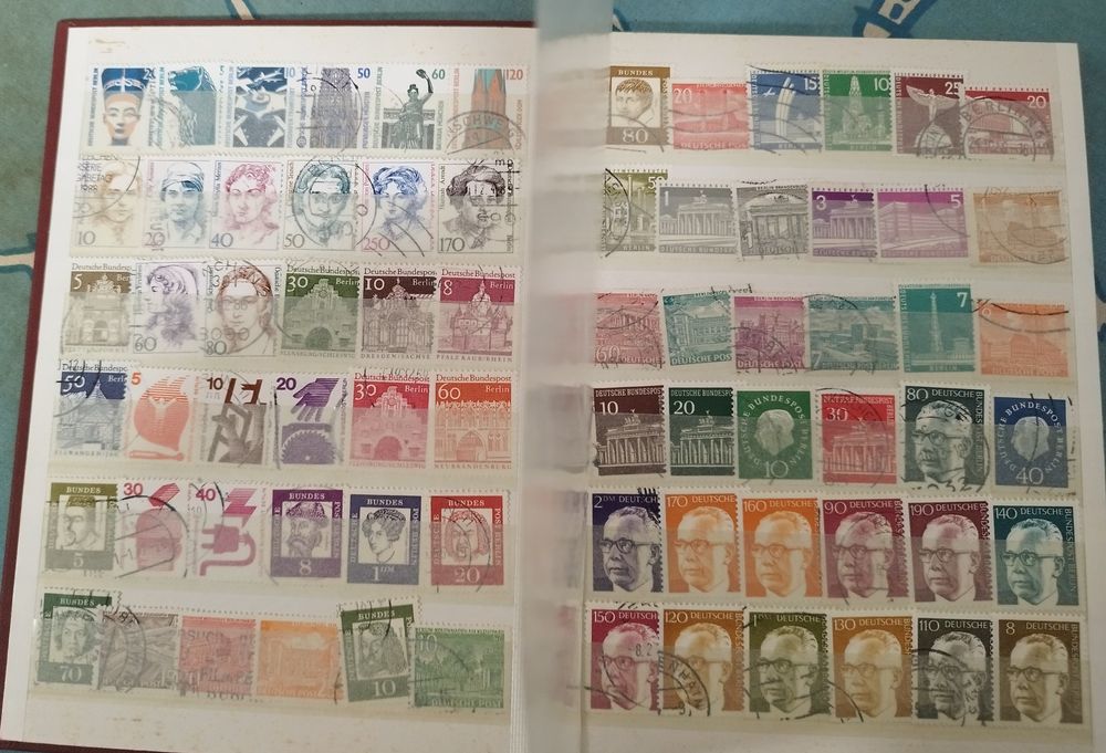 Classificador com 359 selos diferentes Berlim Ocidental