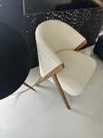 Fotel Zara Home bouclé kremowy z drewnianymi nogami