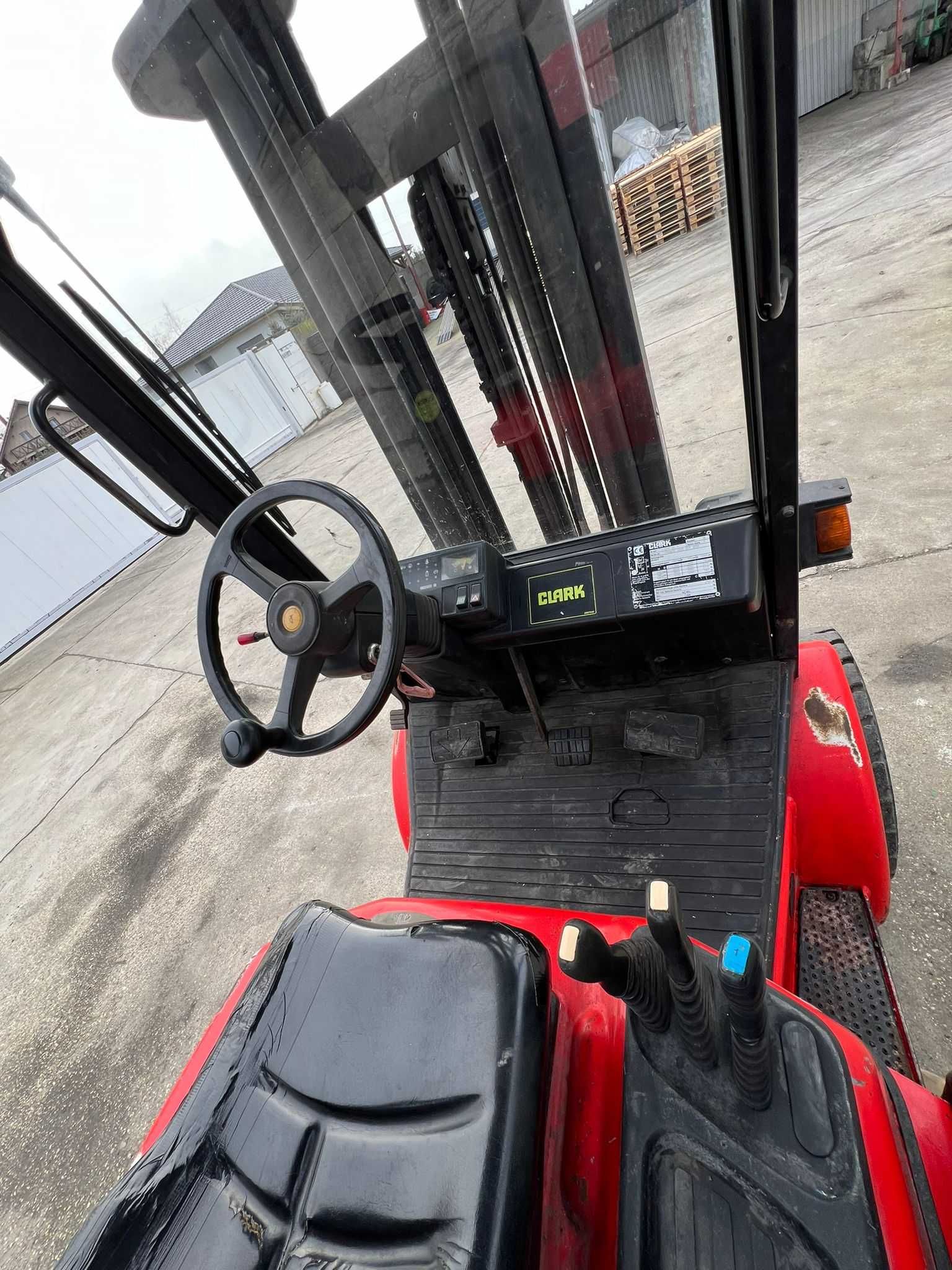 Wózek widłowy Clark Podnosi 3t na 6,80m F Vat