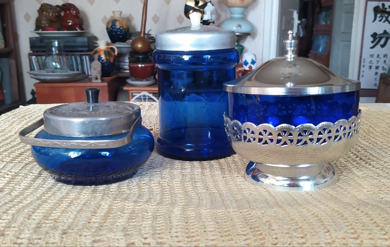 Чайний посуд з синього скла.