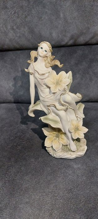 Estátua de fada com flores