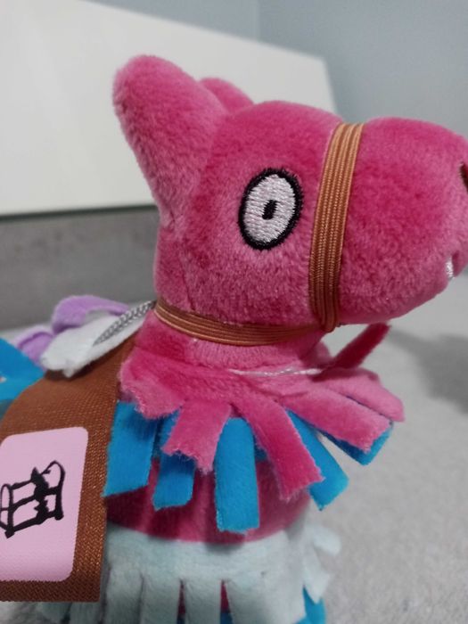 Trzy pluszowe maskotki kolorowe lamy