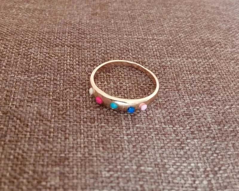 Kolorowy pierścionek z kamykami