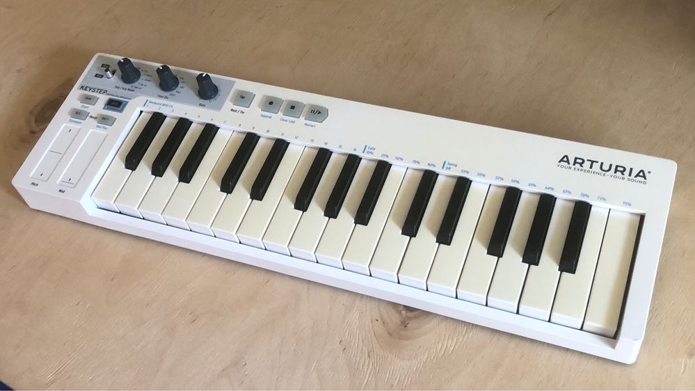 Продам midi-клавиатуру Arturia Keystep 32.