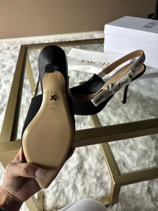 Sandálias de salto alto Dior em cetim com tiras, tamanho 38,5.