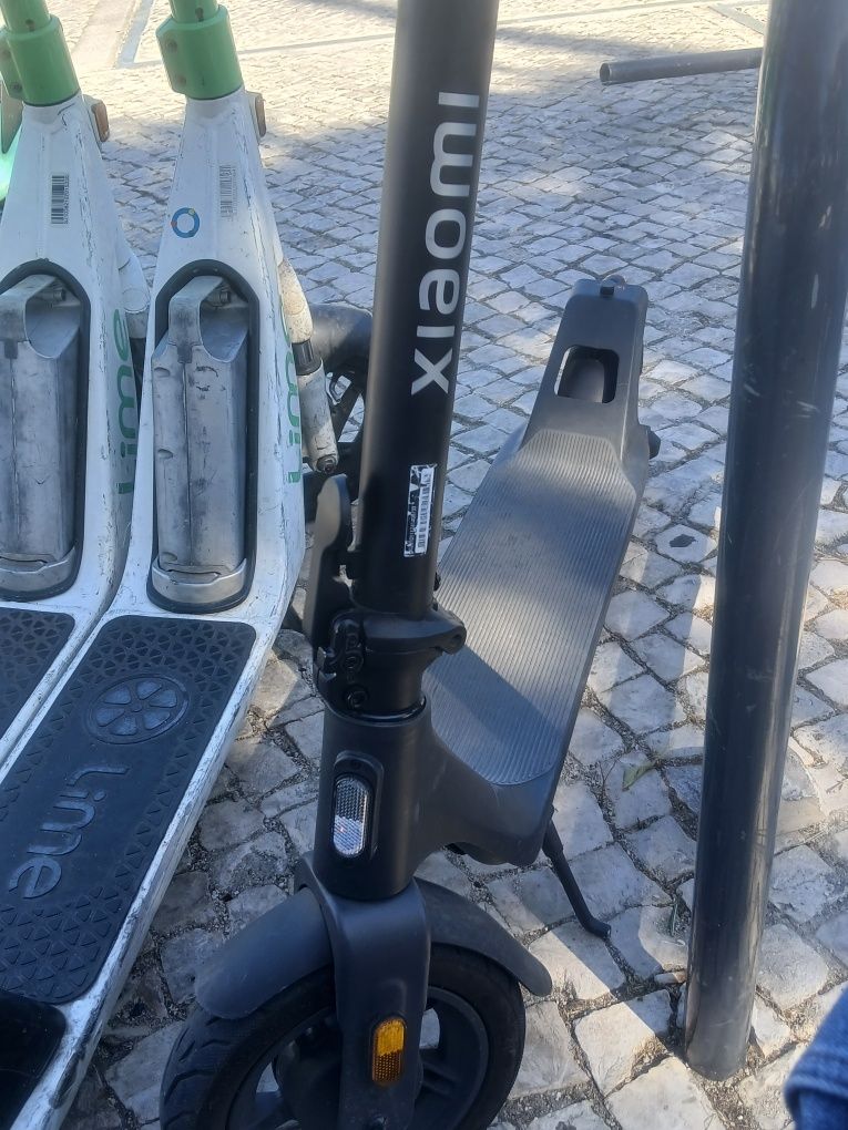 Trotinete xiaomi eléctrica c/ carregador apenas tem 1 roda furada