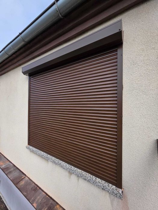 Roleta zewnętrzna aluminiowa w kolorze orzech szer124,0cm x wys172,0cm