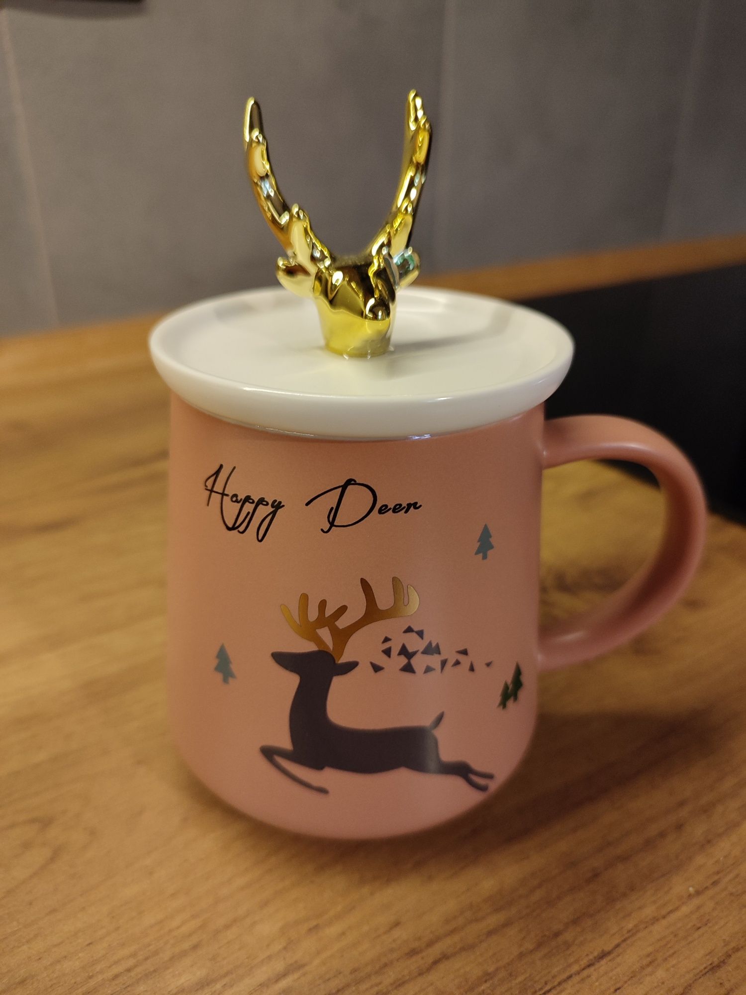 Porcelanowy kubek ROSIE różowy z ozdobną przykrywką 0,4