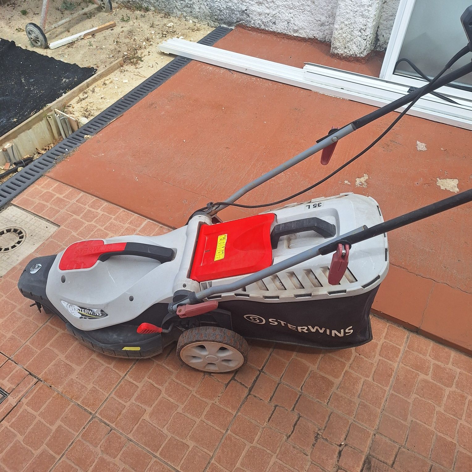 Máquina de cortar relva