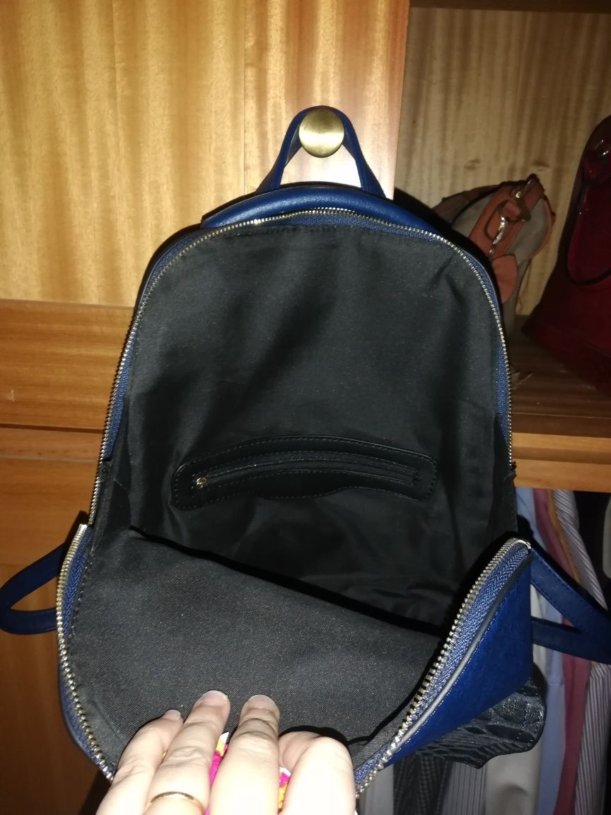 Mochila azul nova