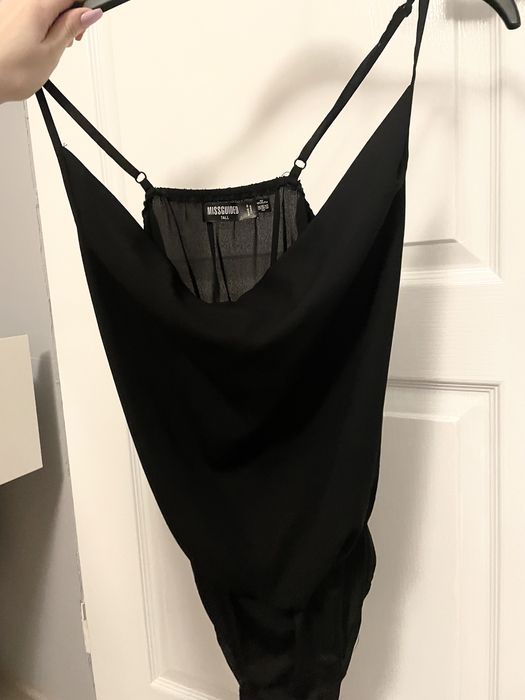 Czarnw body z lejącym się dekoltem missguided