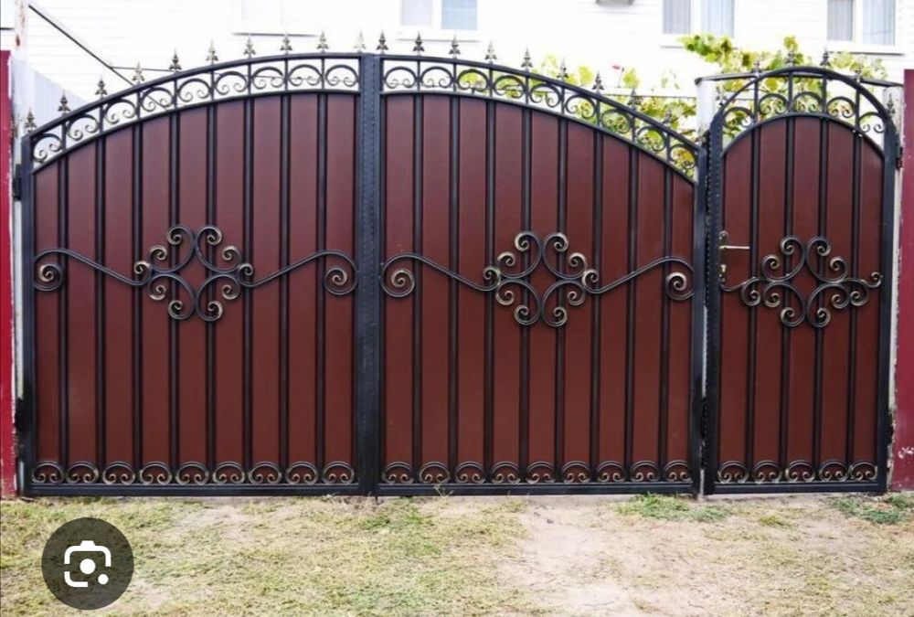 Ворота захід розпашні.