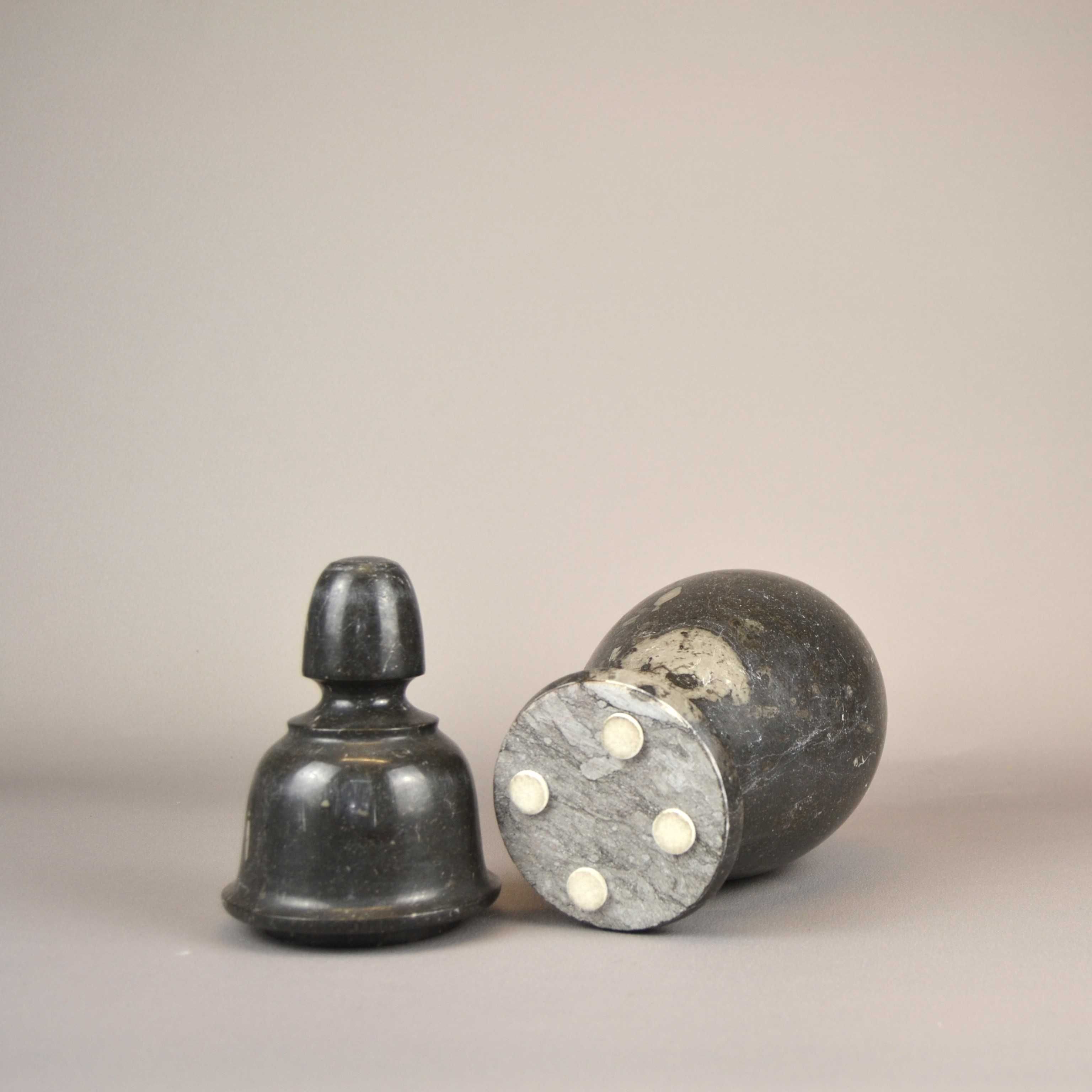 Kamienna amfora z przykrywką