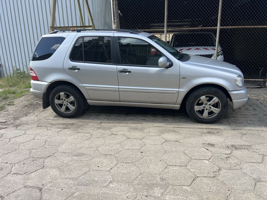 Mercedes Benz ML320. 7 osob. 3.5t hak. automat. Klima