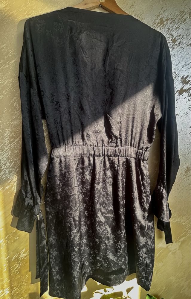 Czarna satynowa sukienka w delikarny wzor h&m m