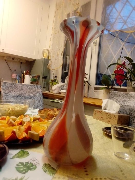 Duży z PRL ręcznie formowany wazon szklany barwiony masie tutti frutti
