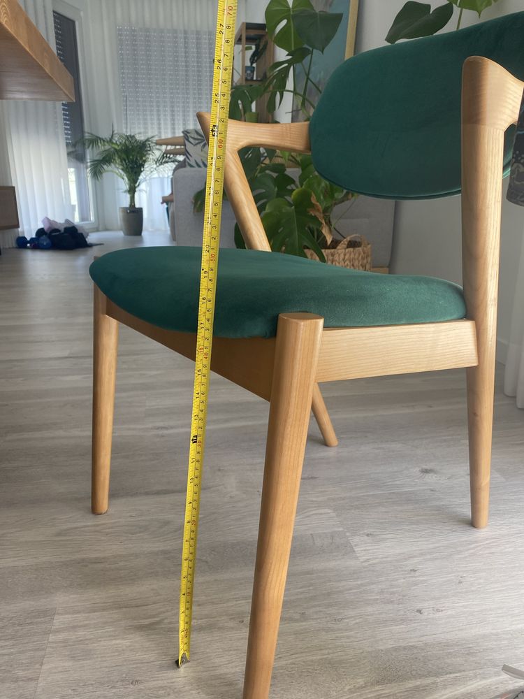 Vende-se cadeiras e mesa de jantar de madeira